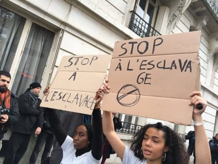 Protestations à l’ambassade de Libye à Londres contre l’esclavage