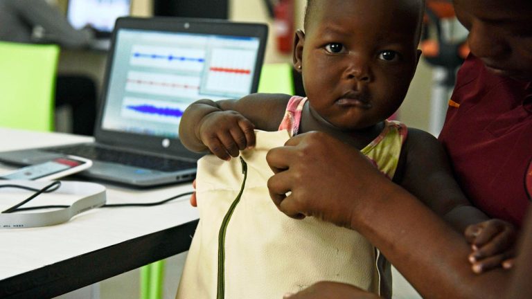 Une veste intelligente biomédicale qui diagnostique la pneumonie en utilisant la technologie Bluetooth