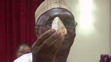 Un diamant de 709 carats provenant de Sierra Leone vendus pour 6,5 millions de dollars