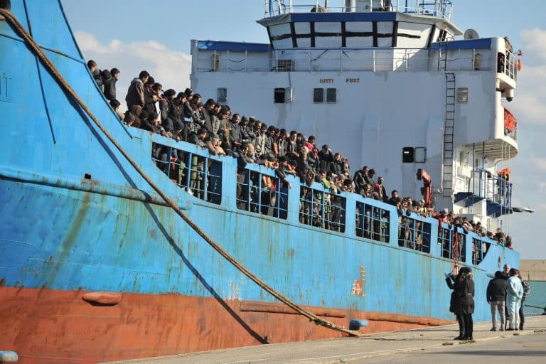 1 400 migrants sauvés en mer, deux corps retrouvés par les garde-côtes italiens