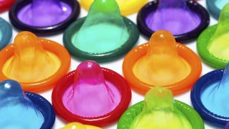 Une créatrice de mode prend les préservatifs comme modèle pour faire la promotion de la sensibilisation au VIH