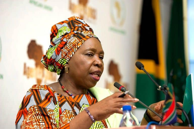 Dlamini Zuma dément les informations selon lesquelles elle voudrait quitter le Parlement