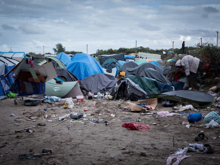 Une guerre des gangs entre migrants afghans et érythréens dans la ville de Calais