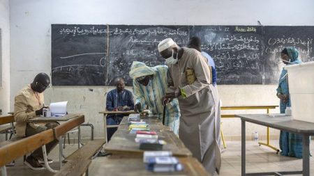 Appel à la paix des Sénégalais lors du vote, après des mois de chaos politique