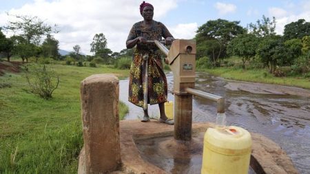 Kenya : des barrages de sable sur les rivières saisonnières offrent de l'eau propre aux communautés locales