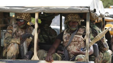 Tinubu ordonne une chasse à l'homme pour les tueurs de soldats dans le Delta