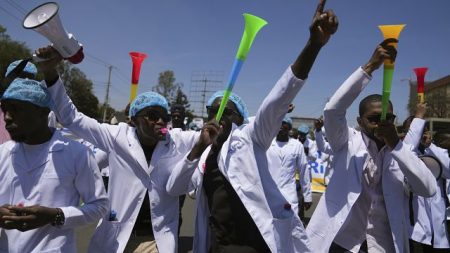 Choc au Kenya : cent médecins en grève brutalement licenciés par un hôpital Choc au Kenya : cent médecins en grève brutalement licenciés par un hôpital