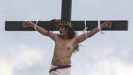 Un Philippin se fait crucifier pour la 35e fois lors du Vendredi Saint