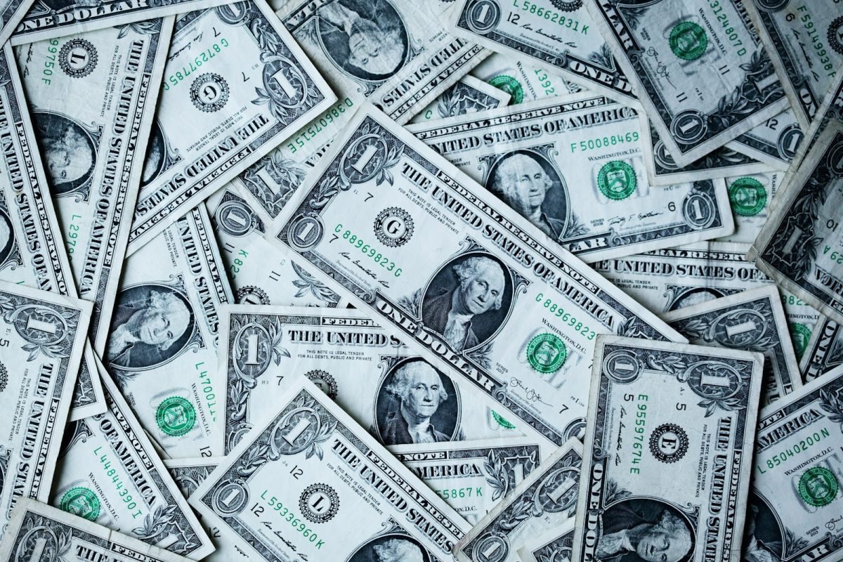 Les millionnaires en Afrique : une croissance inédite qui pourrait bouleverser l’industrie du luxe 1 U.S.A dollar banknotes