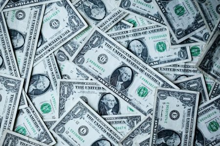 Les millionnaires en Afrique : une croissance inédite qui pourrait bouleverser l’industrie du luxe 1 U.S.A dollar banknotes