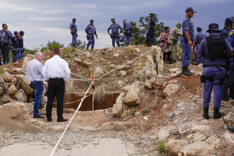 Après avoir vécu l&rsquo;enfer sous la terre : 1000 mineurs affamés émergent des ténèbres après un siège impitoyable en Afrique du Sud