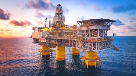 Ce titan français de l’énergie possède une plateforme pétrolière colossale de 120 000 tonnes, 12 fois la tour Eiffel : un record mondial impressionnant