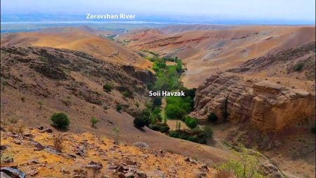 Cette découverte sensationnelle en Asie centrale révèle un abri sous roche vieux de 150 000 ans, témoin d&rsquo;une cohabitation inattendue entre Néandertaliens, Dénisoviens et Homo sapiens