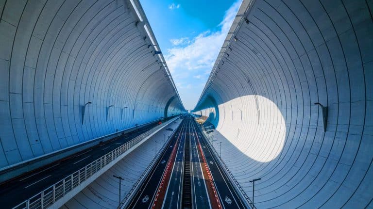 Un exploit titanesque sous les eaux : la Chine achève le plus grand tunnel sous-marin du monde et pulvérise un record d’ingénierie