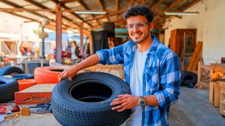 Avec Upcyclemo, ce jeune Marocain transforme 3,5 millions de pneus en meubles écolos, révolutionnant le design durable