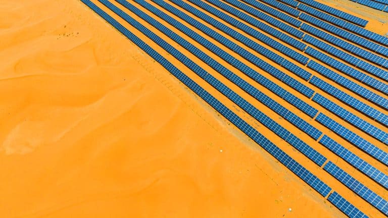Cette mer de sable brûlante pourrait alimenter toute l’Europe : le Sahara génère 7 TWh d’énergie solaire par jour