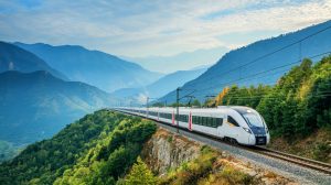 « Un voyage à couper le souffle » : La Chine franchit un cap avec ce premier train panoramique de montagne, une merveille technologique mondiale