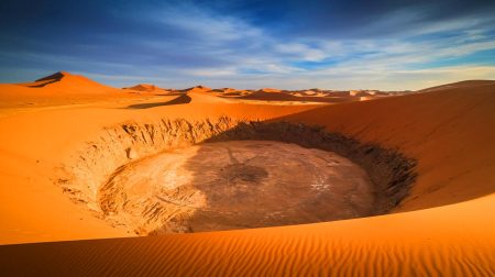 « Une cicatrice de géant au cœur du désert » : cette trace colossale d'une météorite fascine les dunes du Sahara