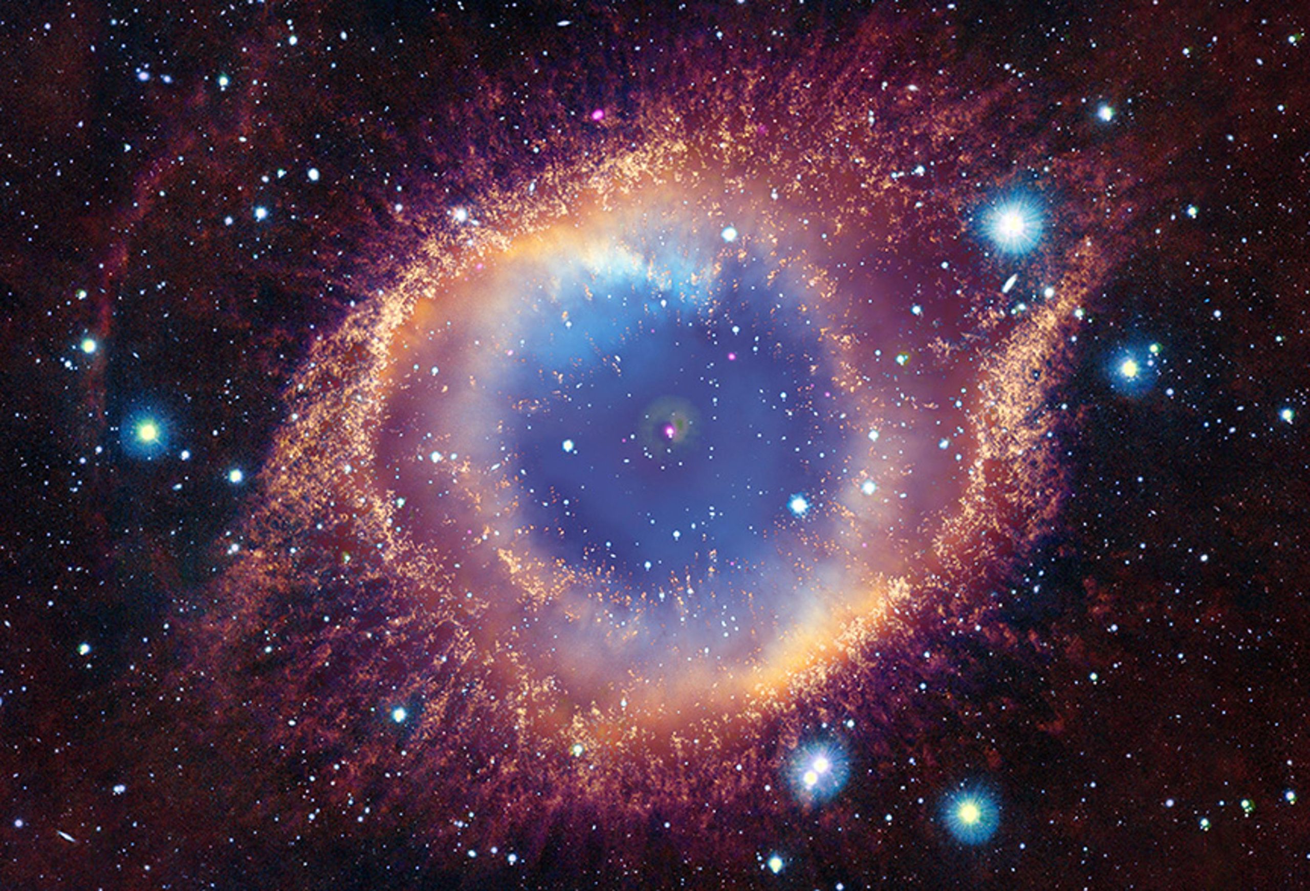 Une image composite de la nébuleuse de l'Hélice, où l'on distingue la naine blanche comme un point magenta en plein centre