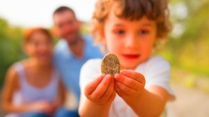 « Ce trésor millénaire » : un enfant de 3 ans découvre cet amulette vieille de 3 800 ans lors d'une simple promenade familiale