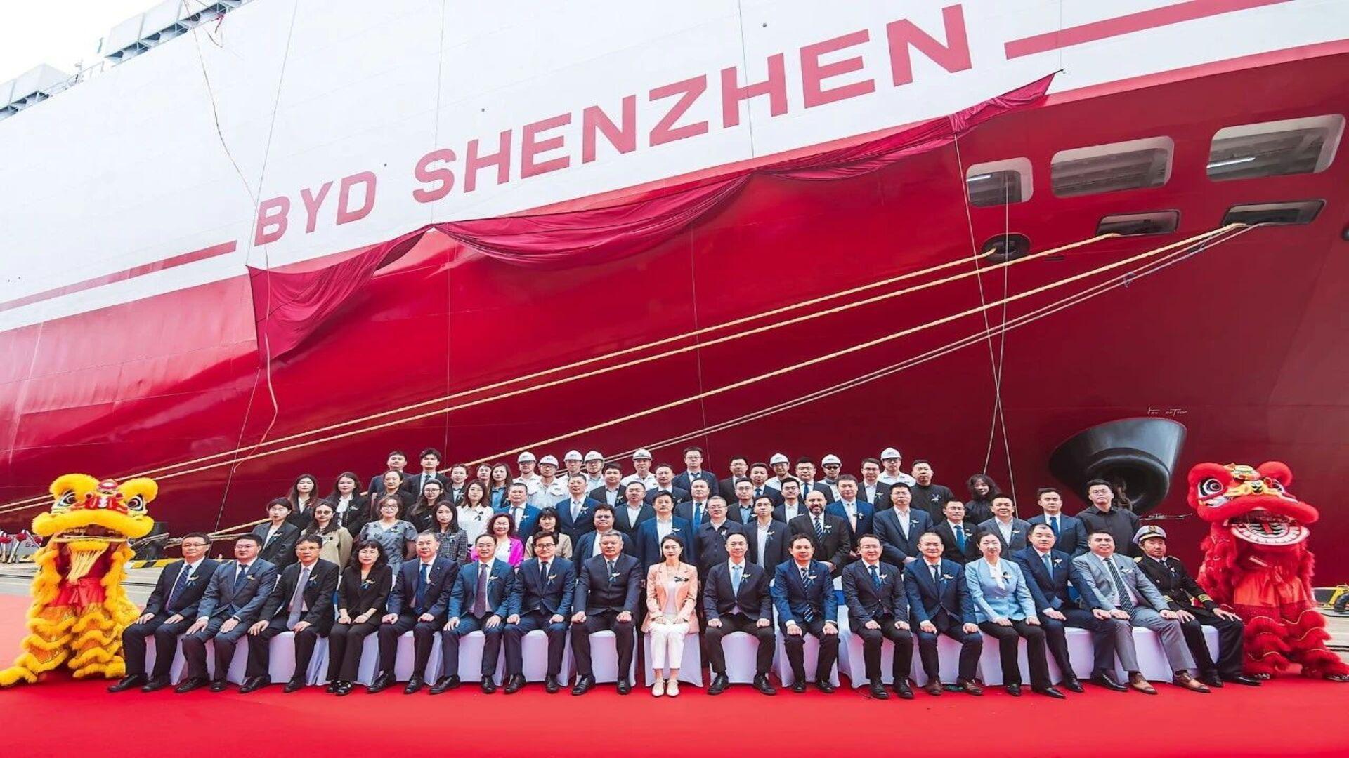 China Merchants Industry Nanjing Jinling a organisé une cérémonie de baptême et de remise pour le BYD Shenzhen, un transporteur à double carburant de 9 200 voitures construit pour le fabricant chinois de véhicules électriques BYD.