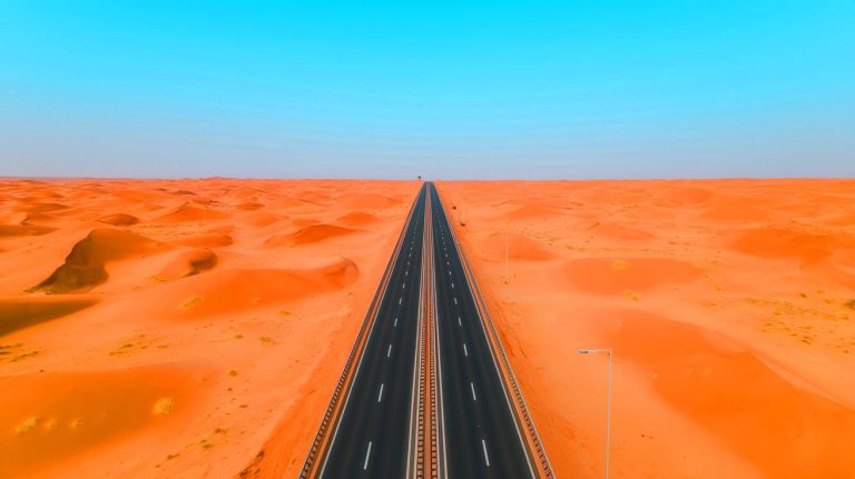 « L’Algérie trace une autoroute vers la puissance régionale » : la Route Transsaharienne devient un pont stratégique vers l’Afrique de l’Ouest et rebat toutes les cartes du commerce continental