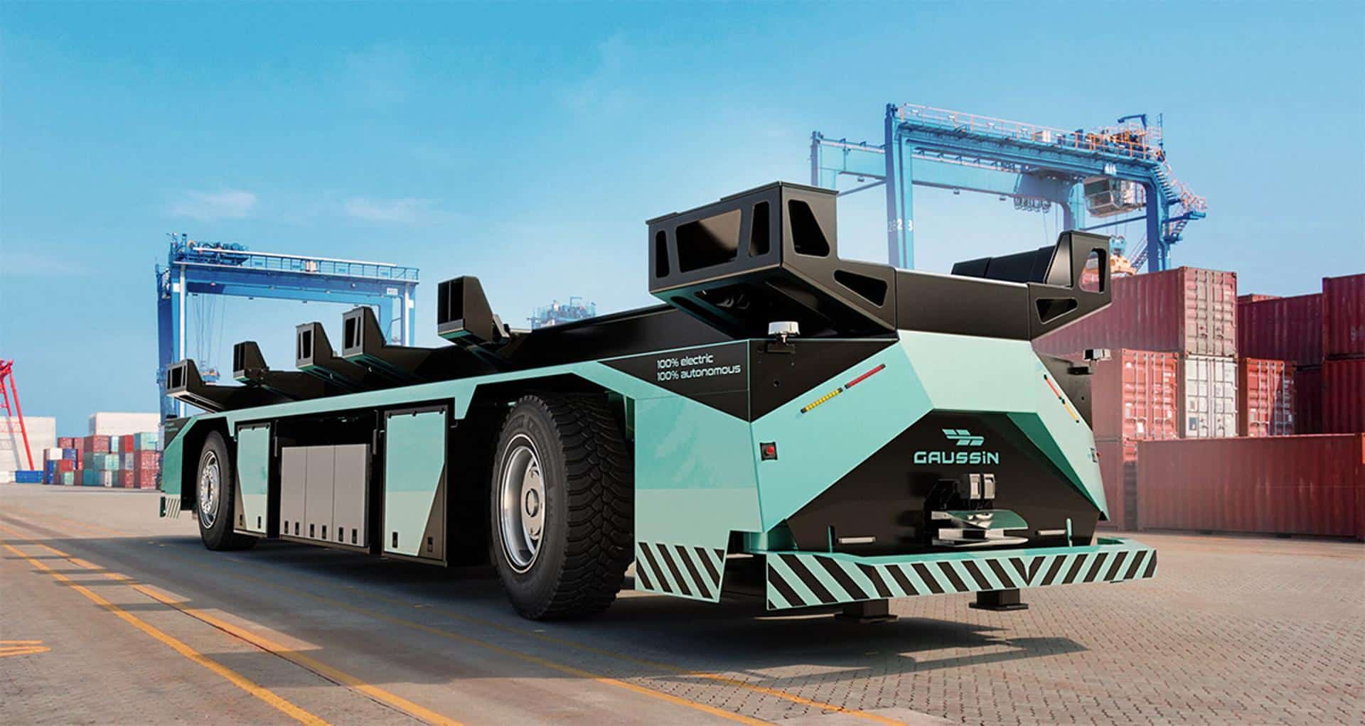 Les véhicules autonomes comme celui-ci de Gaussin peuvent transporter sans intervention humaine des conteneurs de fret pesant jusqu'à 65 tonnes.