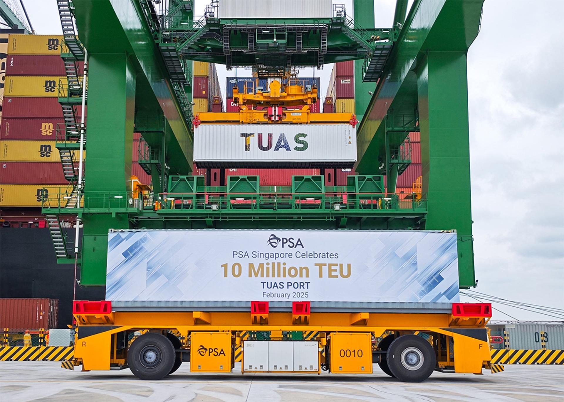 Depuis son ouverture en 2022, le port de Tuas a traité 10 millions de conteneurs et devrait atteindre 65 millions par an d'ici les années 2040.