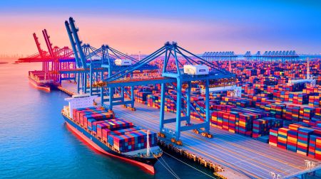 « Plus rapide que jamais » : ce port automatisé révolutionnaire va traiter 65 millions de conteneurs par an, pulvérisant tous les records mondiaux