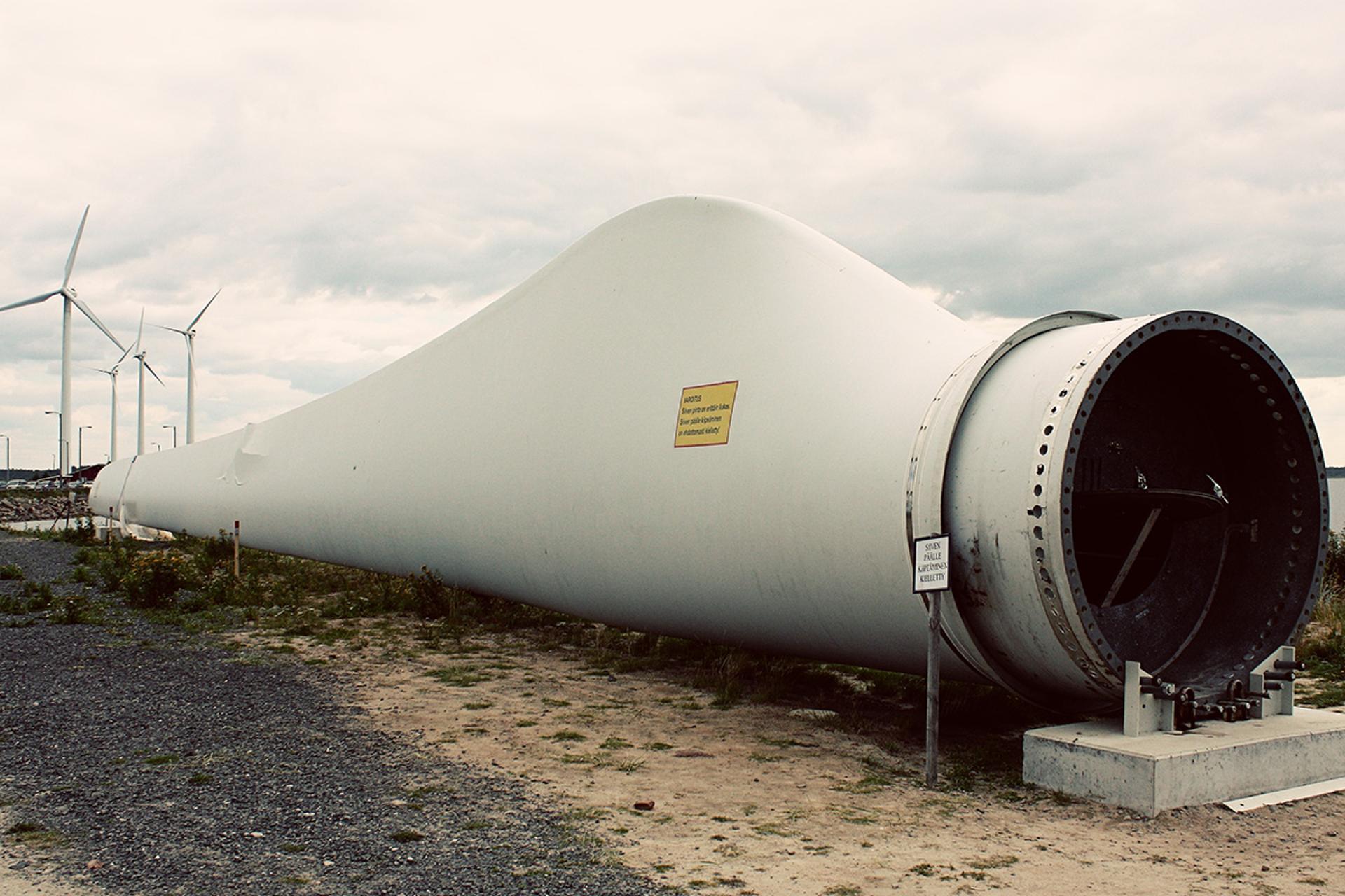 Les pales d'éoliennes hors service sont souvent difficiles à réutiliser en raison de leurs matériaux composites généralement non recyclables, tels que la fibre de verre