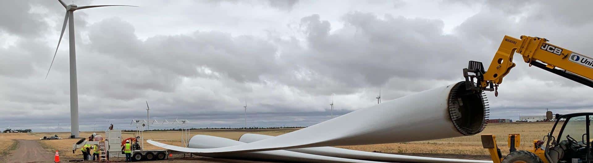 Les pales d'éoliennes sont immenses et fabriquées à partir de matériaux composites résistants, ce qui les rend extrêmement difficiles à recycler en fin de vie
