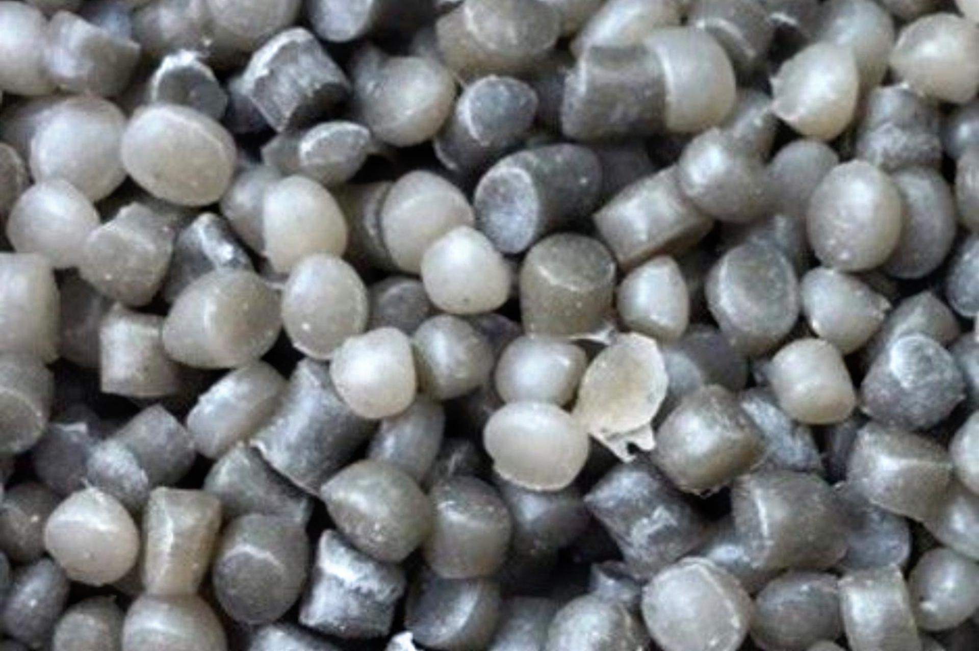 L'un des produits issus du recyclage des pales d'éoliennes est des granulés de plastique renforcé, utilisables pour fabriquer des objets durables comme des couvercles de regards