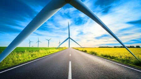 « Plus résistant qu’une autoroute classique » : ces pales d’éoliennes désaffectées transformées en asphalte révolutionnent la construction routière durable