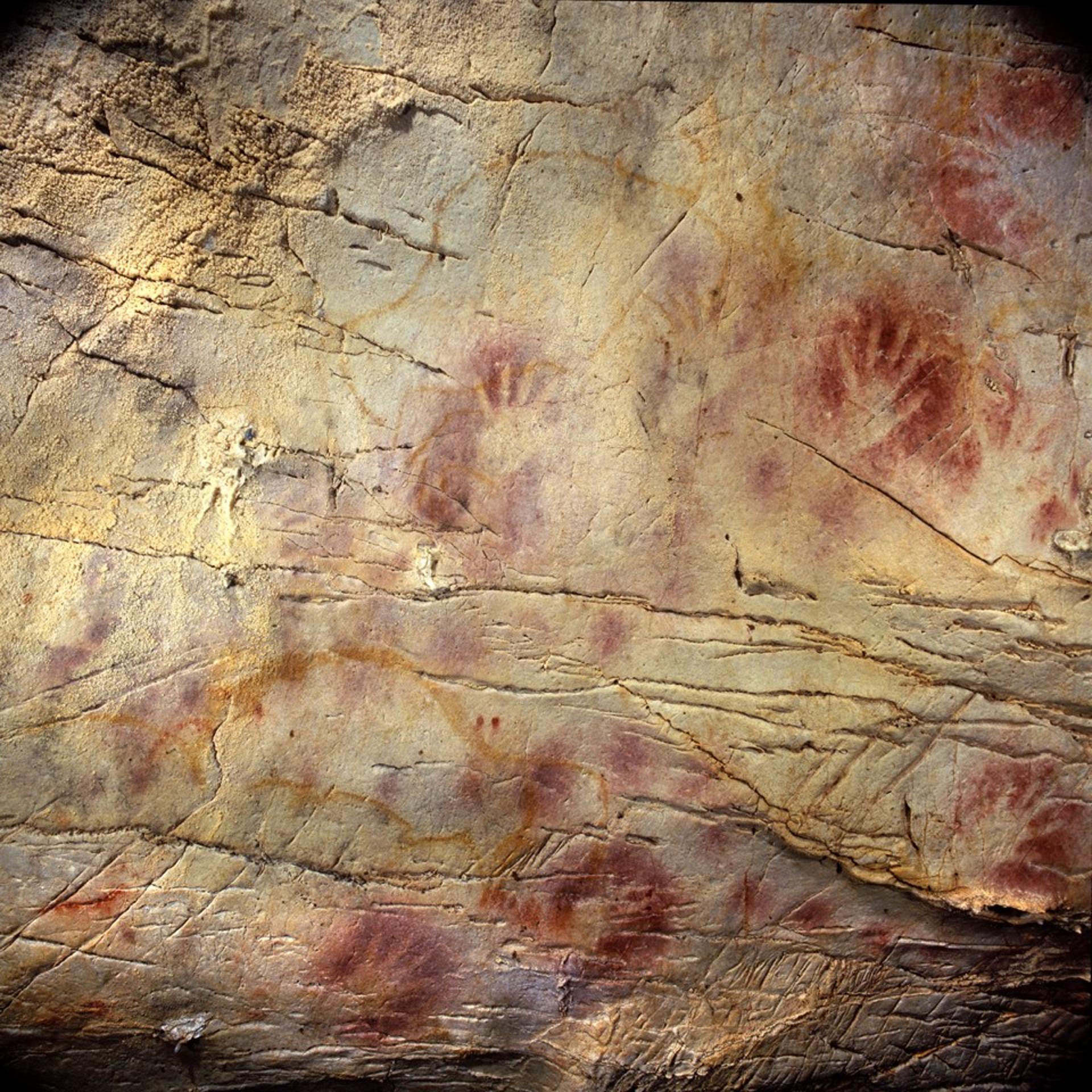 Les empreintes de mains en ocre rouge, peut-être utilisées autrefois comme une forme de protection solaire, sont un motif fréquent dans l'art rupestre. On pense que le centre de cette œuvre d'art rupestre en Espagne date d'environ 42 000 ans.