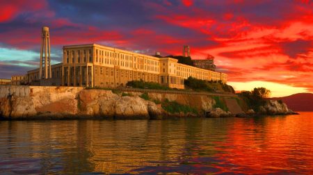 Illustration de la réouverture d'Alcatraz en tant que prison sous l'impulsion de Donald Trump (création par IA, non réaliste). Crédit : Ideogram