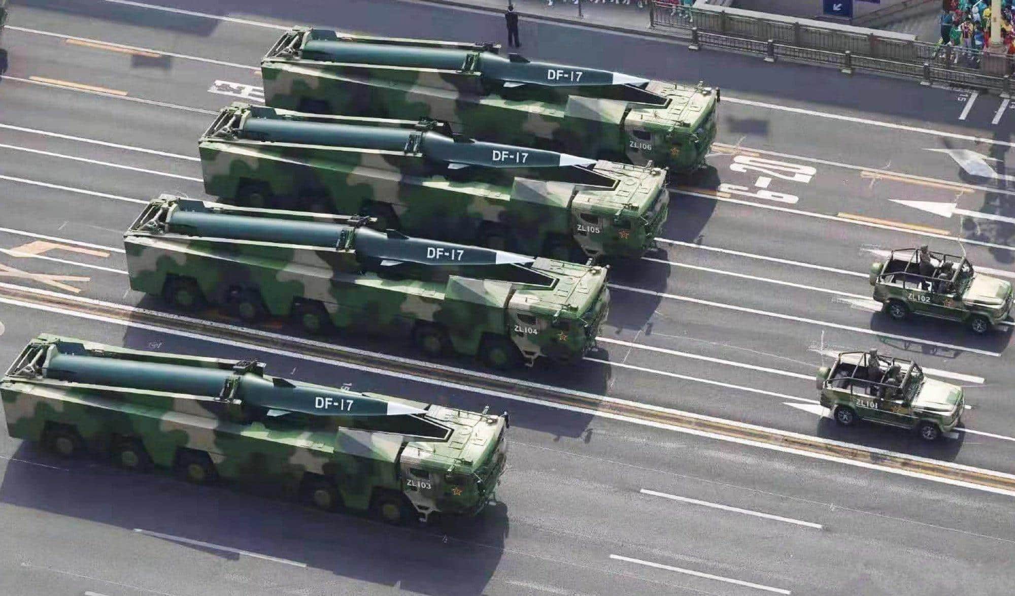 Des véhicules militaires chinois transportant des missiles DF-17 défilent lors d'une parade marquant le 70e anniversaire de la fondation de la Chine communiste à Pékin en 2019. Photo : Document officiel