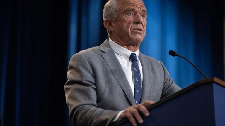 Image d'illustration pour la première histoire la plus lue : RFK Jr. refuse un pilier de la science médicale : la théorie des germes.