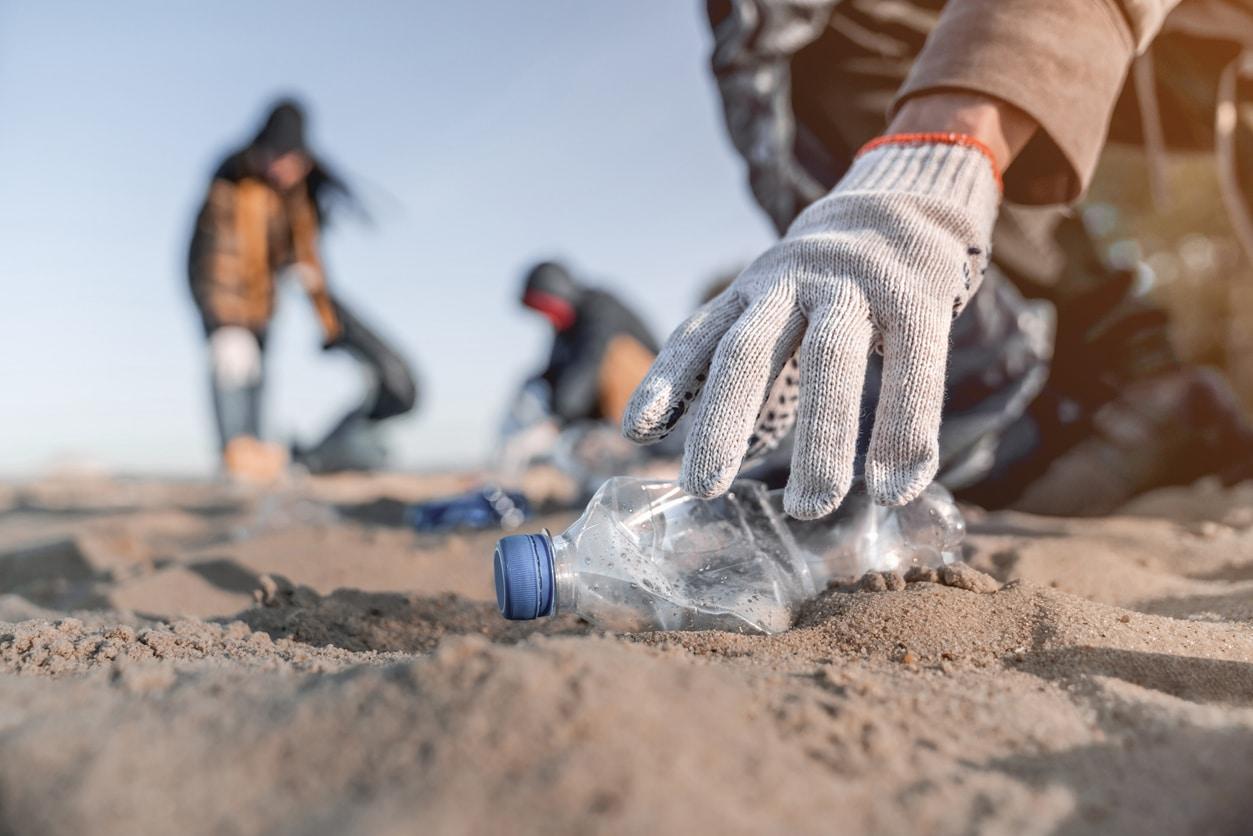 Détritus en plastique sur une plage, symbole de la nécessité de recycler pour protéger l'océan
