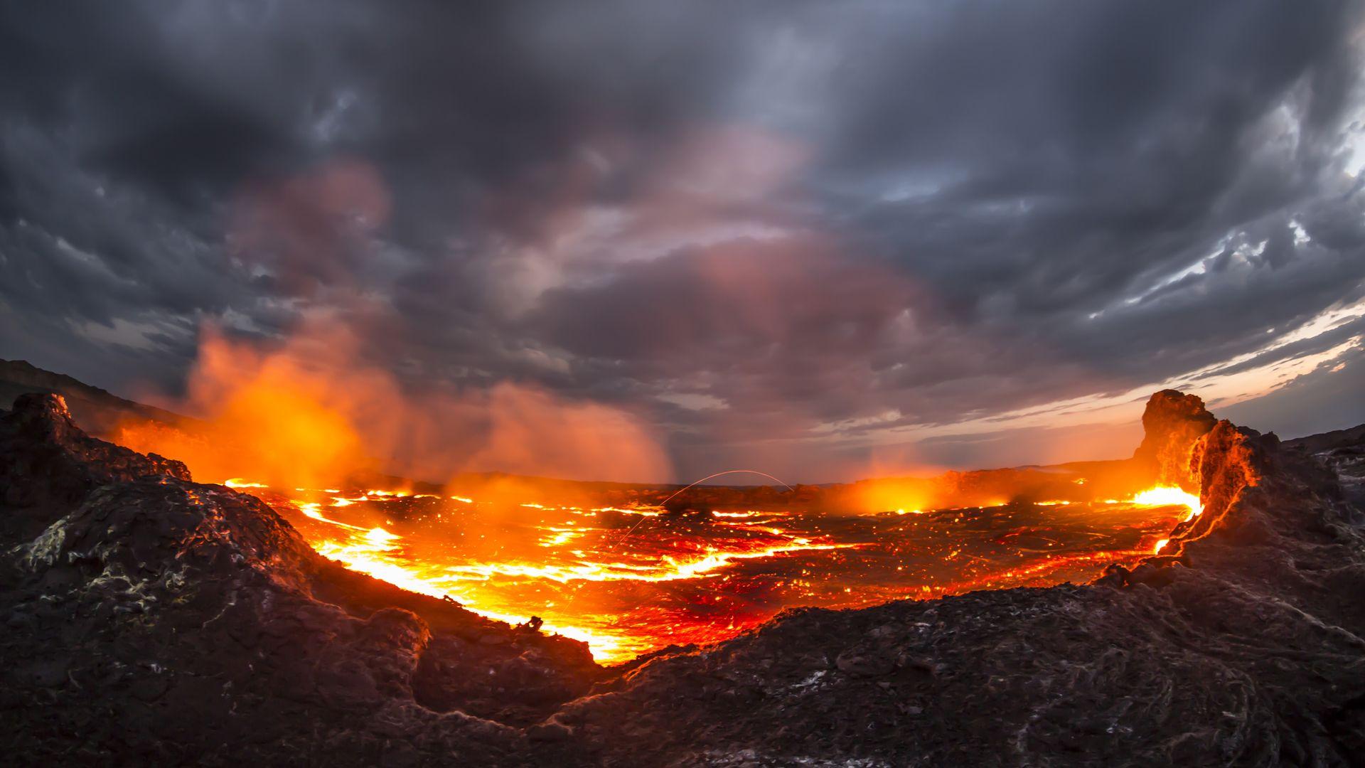 Une photo d'un lac de lave au volcan Erta Ale en Éthiopie.