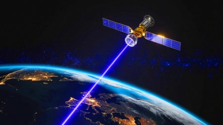 Illustration de la communication par laser entre un nano-satellite et une station terrestre. Image réalisée par IA.