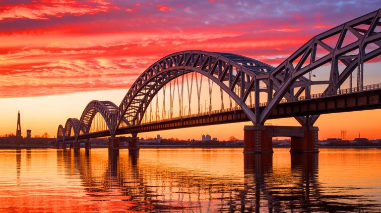 « C’est le début d’un nouveau corridor européen » : la fin du chantier colossal du pont Rail Baltica sur la Daugava marque un tournant stratégique pour la région