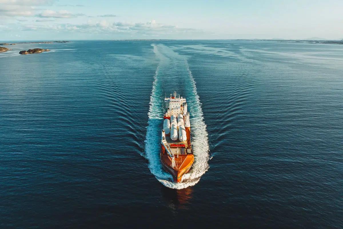Après captage, le gaz est transformé en liquide, chargé sur un bateau spécialisé, puis acheminé par voie maritime vers la station de stockage d’Øygarden, située dans le comté de Vestland.
