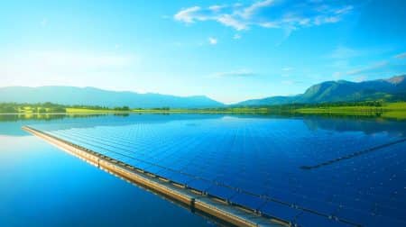 Illustration de la centrale solaire flottante sur le lac Družmirje en Slovénie.