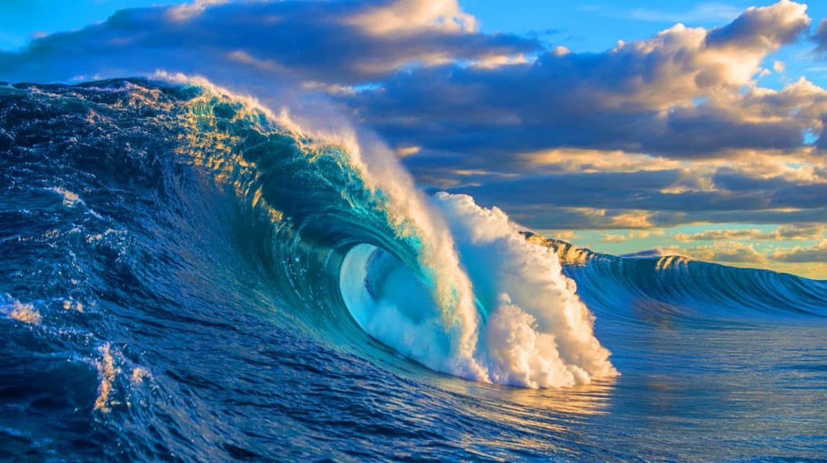 Illustration de la vague légendaire de Teahupo’o sous le ciel polynésien.