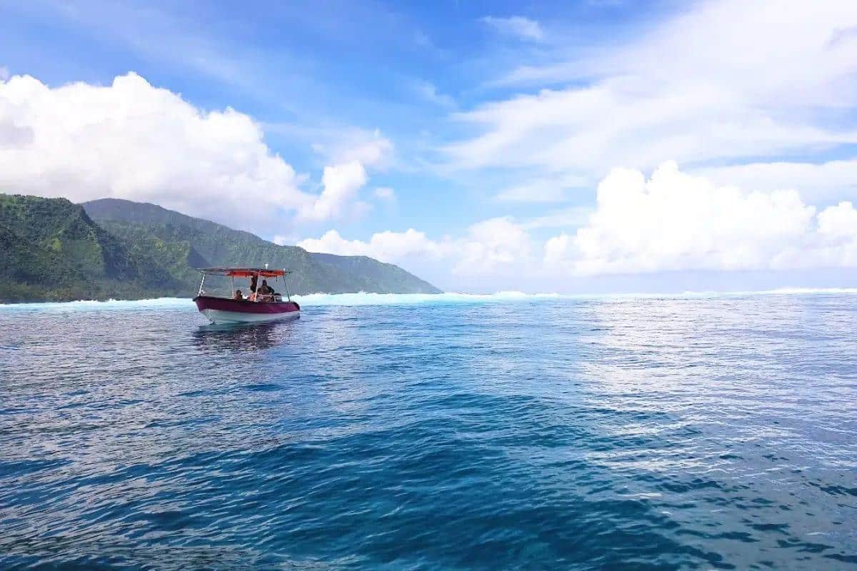 Teahupo’o tire son nom d'une bataille historique marquée par d'importants affrontements entre deux puissants clans de cette région de Tahiti. Le nom évoque « le mur de têtes » : te (le), ahu (mur), upo’o (tête). Selon la légende, un mur aurait été érigé à la limite des territoires, à partir des crânes et ossements des vaincus.