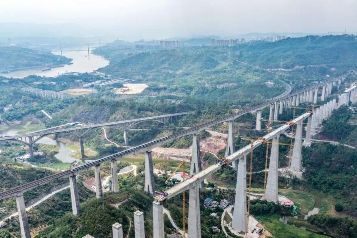 Le viaduc de Caijiagou, long de 953 mètres, est crucial pour la ligne à grande vitesse reliant Chongqing à Wanzhou.