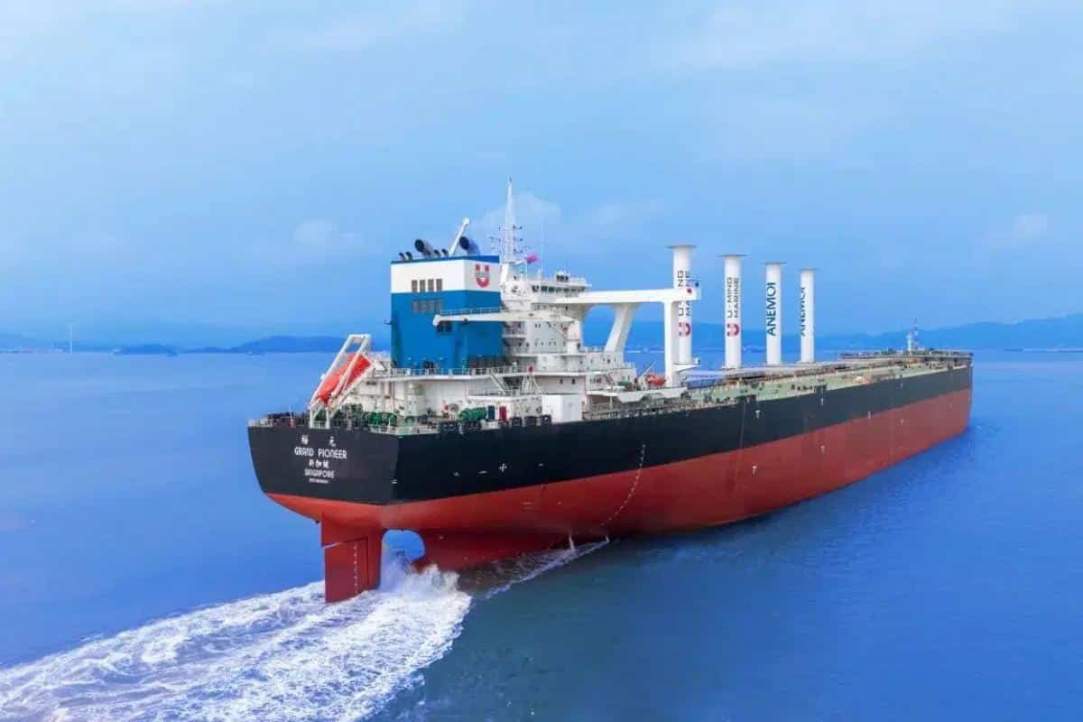Grâce à ses quatre immenses voiles rotatives, le Grand Pioneer, pesant 325 000 tonnes, pourrait réduire sa consommation de carburant et ses émissions de gaz à effet de serre de 12 %.
