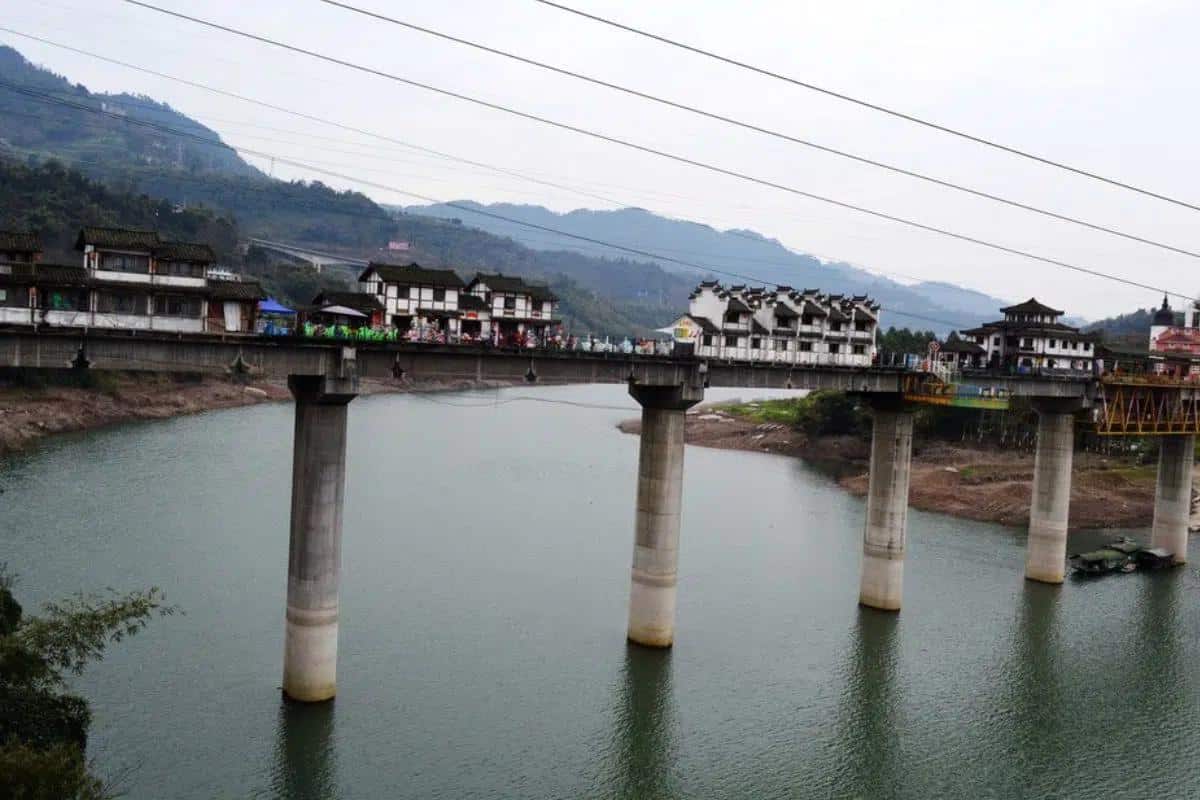 On estime que Chongqing possède environ 20 000 ponts, y compris le viaduc de la rivière Liziang avec ses habitations insolites. Source : people.cn