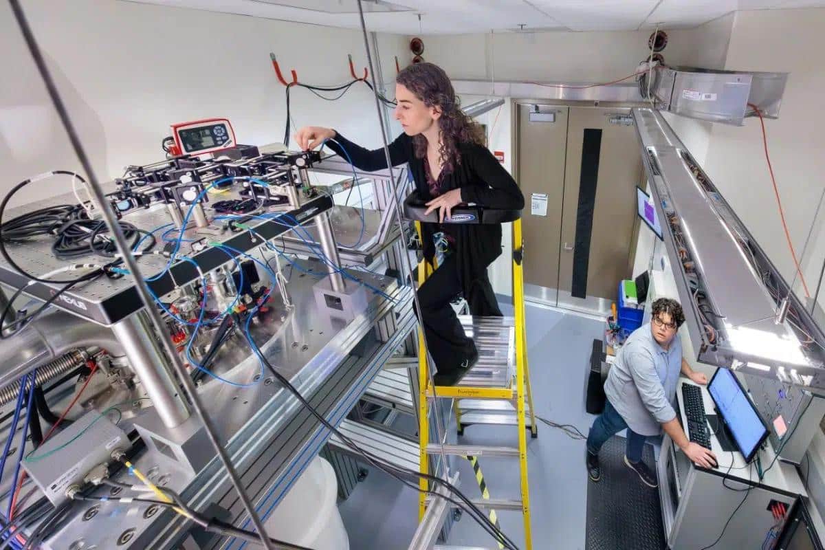Leah Weiss et Grant Smith mènent des recherches dans le laboratoire du professeur David Awschalom. (John Zich)
