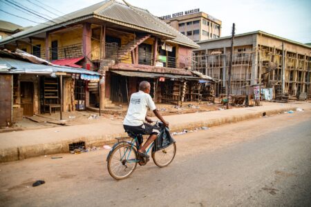 Un cycliste roule le long d'une rue vide dans une zone urbaine de Nigel, en Afrique du Sud, mettant en valeur l'architecture